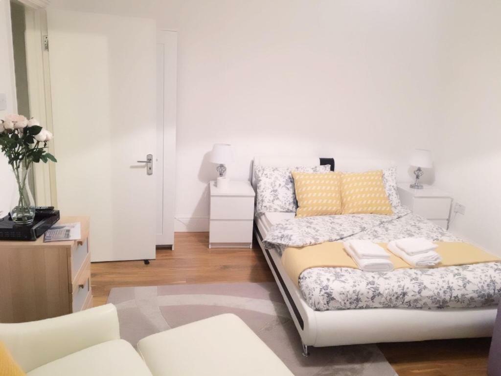 Abbey Wood Station Five Bedroom Self Contained House מראה חיצוני תמונה